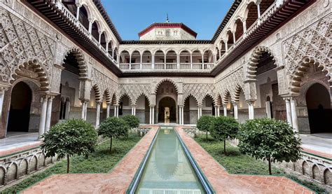 ¡Descubre la majestuosidad histórica y la paz contemplativa del Alcázar de Sevilla!