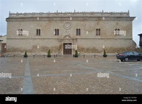 ¿Quieres descubrir la magia del Palacio de los Duques de Medinaceli en Quintanar de la Sierra? Una joya arquitectónica con un pasado fascinante!