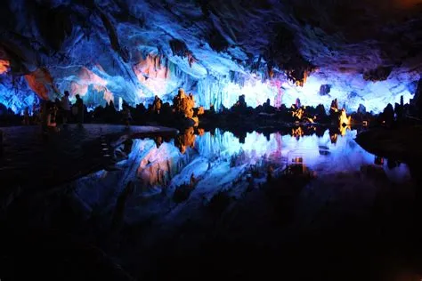 ¡Sumérgete en la magia ancestral de las Cuevas Reed Flute! Explorando increíbles formaciones rocosas iluminadas y descubriendo un antiguo templo taoísta.