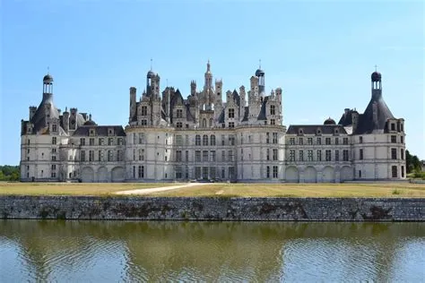  El Castillo de Chambord: Un Viaje al Renacimiento Francés y un Laberinto Arquittéctonico