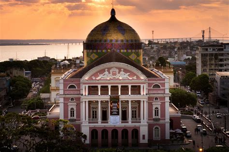  El Teatro Amazonas: Una Joya Histórica con Aroma a Selva Amazónica