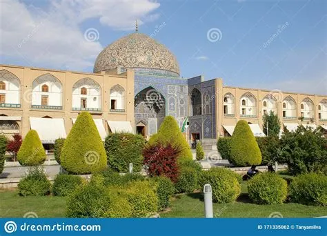 ¡Explora la majestuosidad azul del Palacio Jameh de Isfahan!