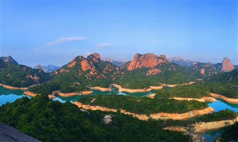 ¿Has oído hablar del increíble Templo de la Montaña Wushan? Un santuario ancestral con vistas panorámicas impresionantes!