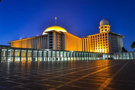 La Mezquita Istiqlal: Un Oasis de Paz en el Corazón del Caos Jakartano