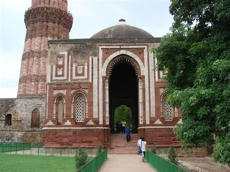  ¿Preparado para una aventura épica? Descubre el encanto arquitectónico del Templo Quwwat-ul-Islam en Delhi!